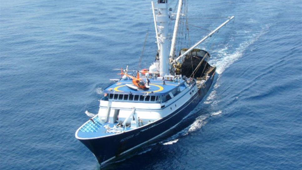 Cae helicóptero de barco atunero y mueren dos tripulantes