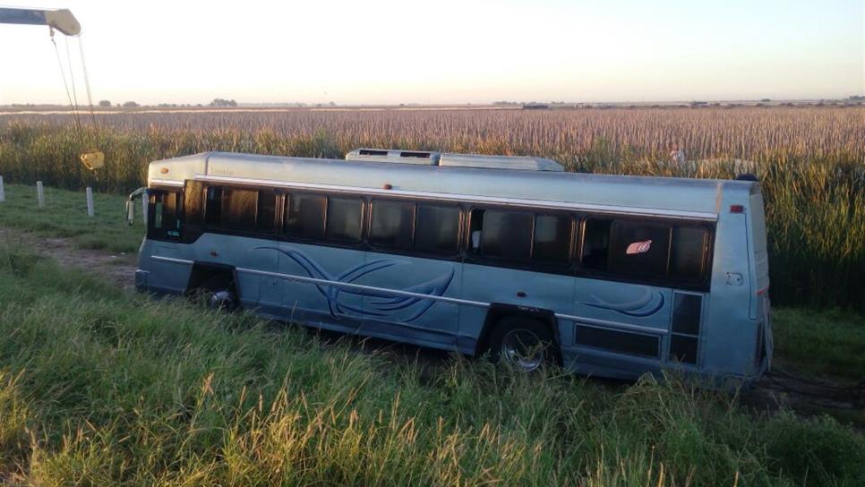 Autobús vuelca por la México 15 en Batamote