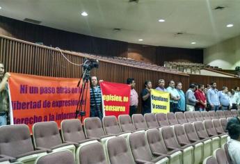 Se manifiestan en contra de mordaza en el Congreso