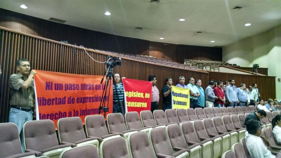 Se manifiestan en contra de mordaza en el Congreso