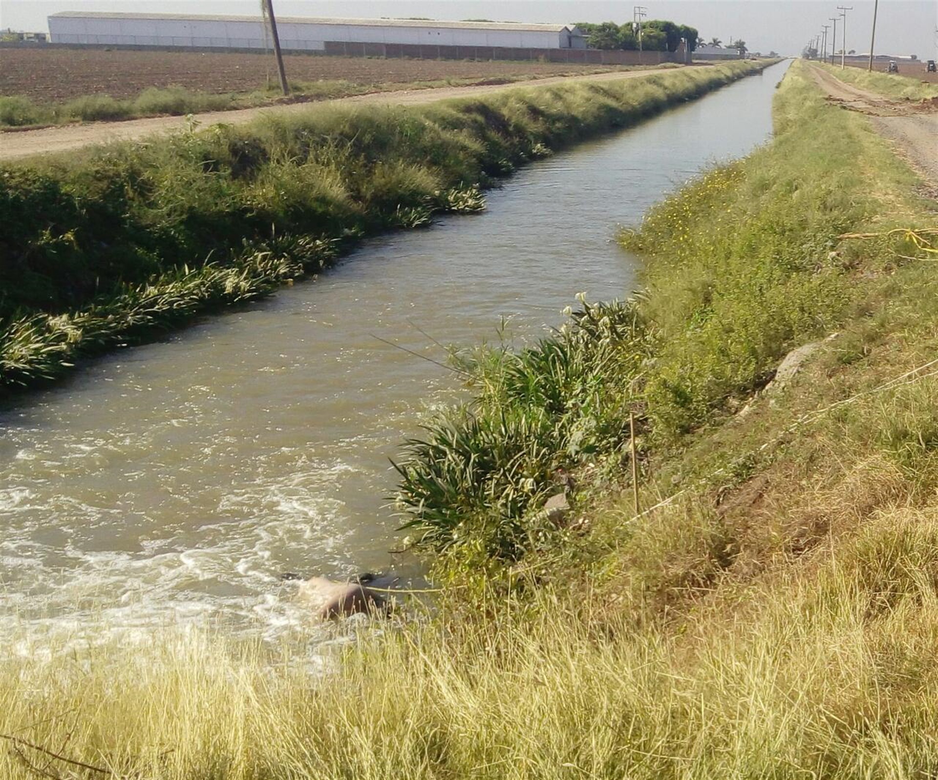 Localizan a un hombre ahogado en un canal en Cortines