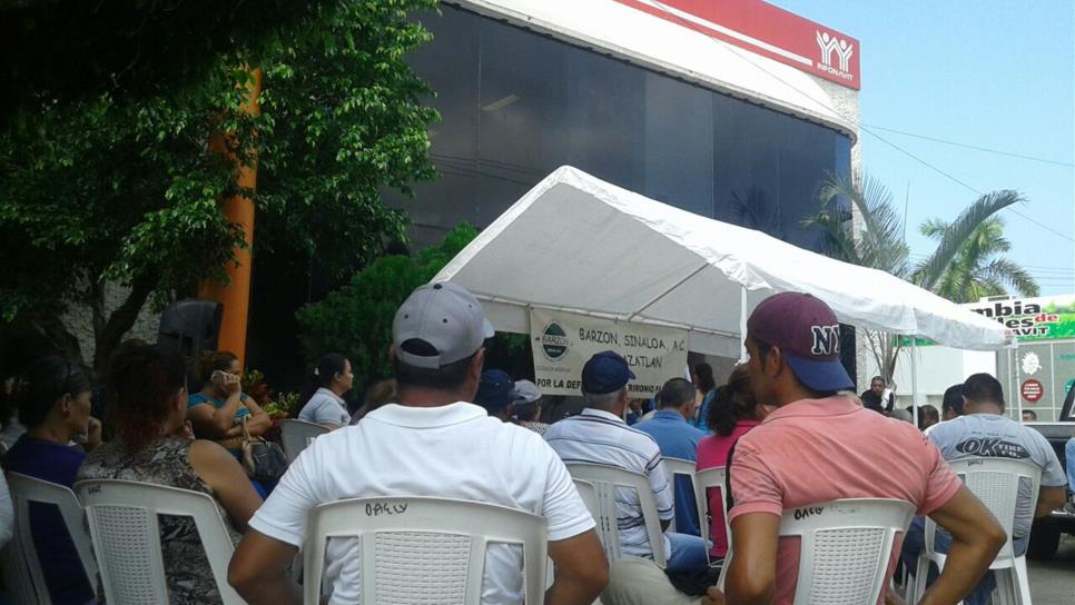 Se plantan barzonistas en oficinas del Infonavit en Mazatlán