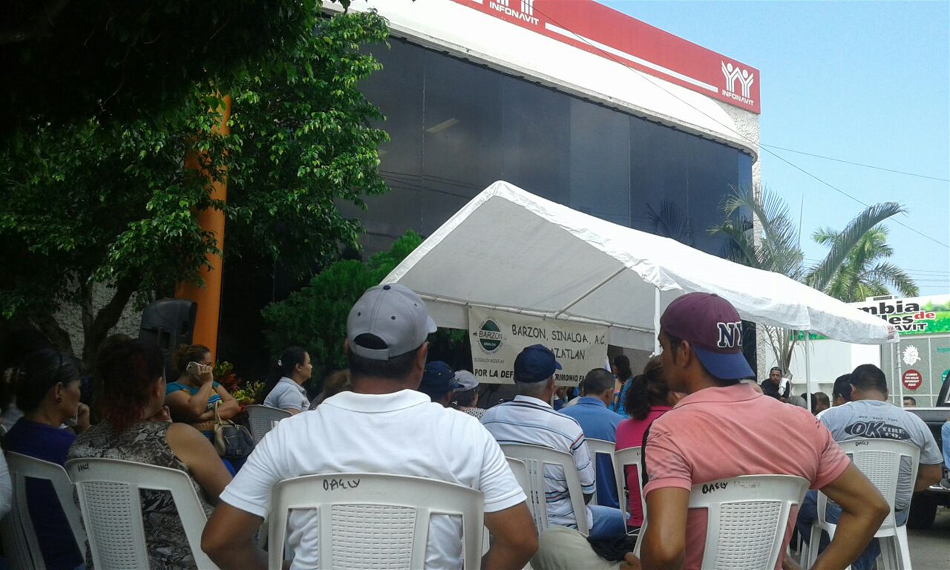 Se plantan barzonistas en oficinas del Infonavit en Mazatlán