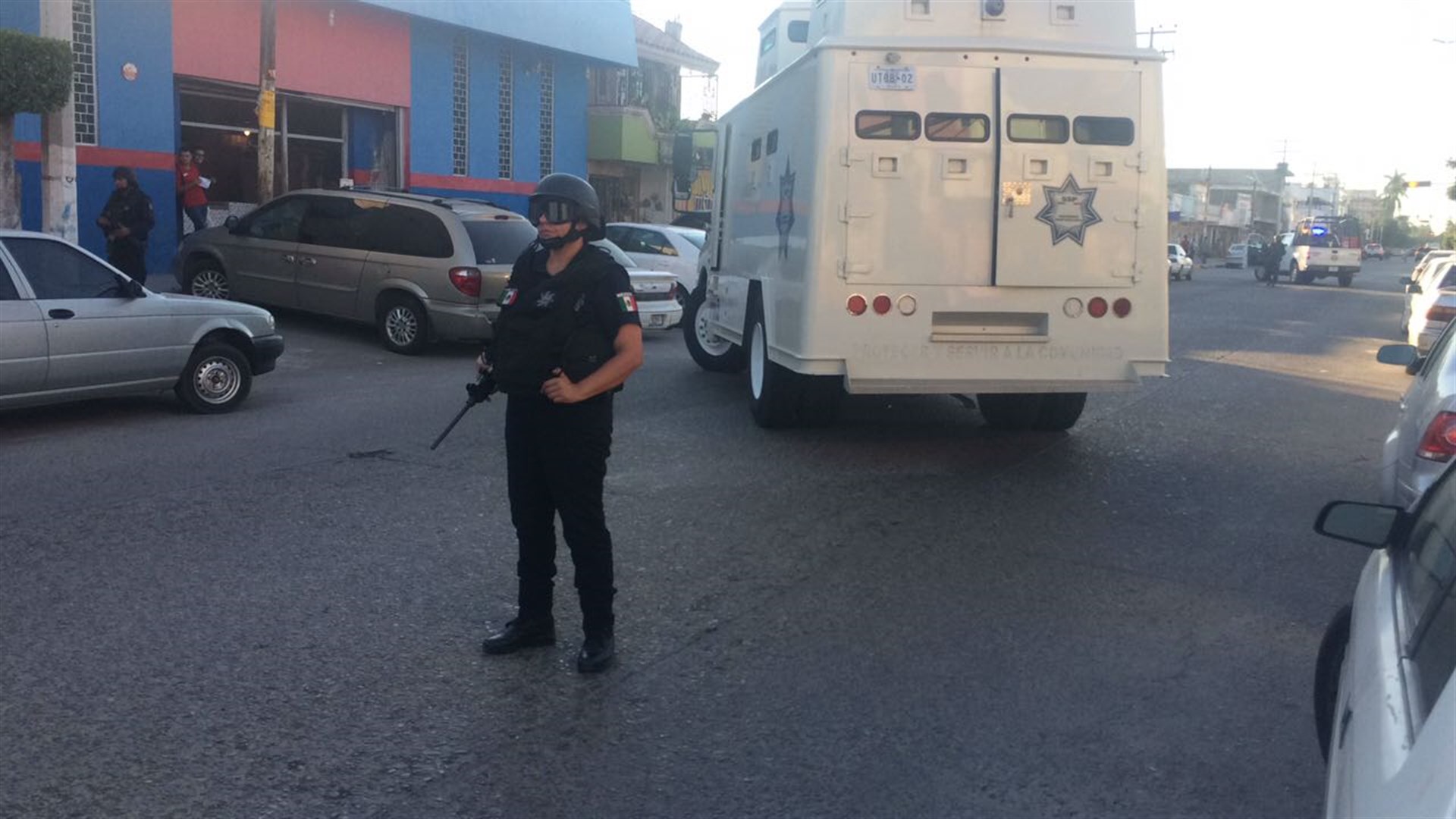Los agentes federales en el bloqueo de la avenida Hidalgo. FOTO: Ernesto Torres.