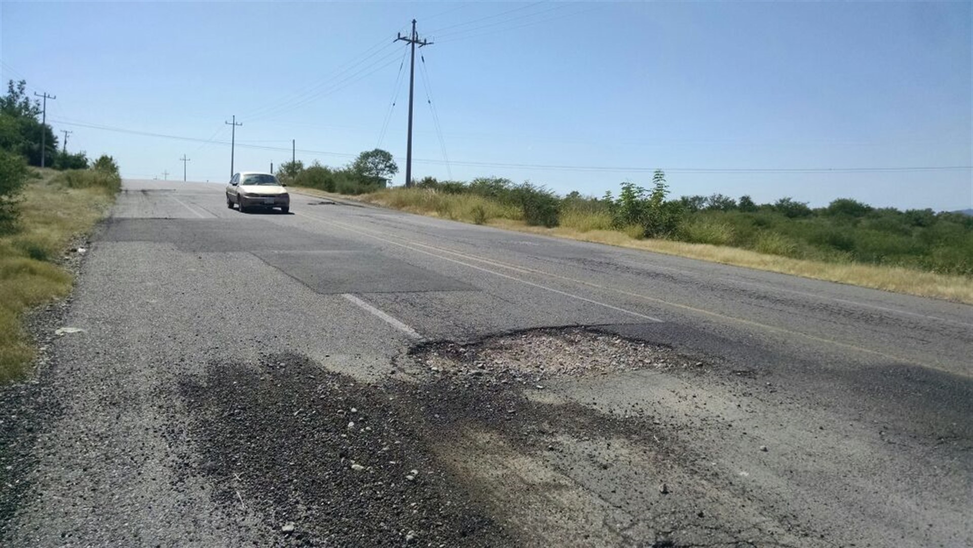 Los baches se encuentran en diversos puntos de la carretera estatal. FOTO: Víctor Acosta.