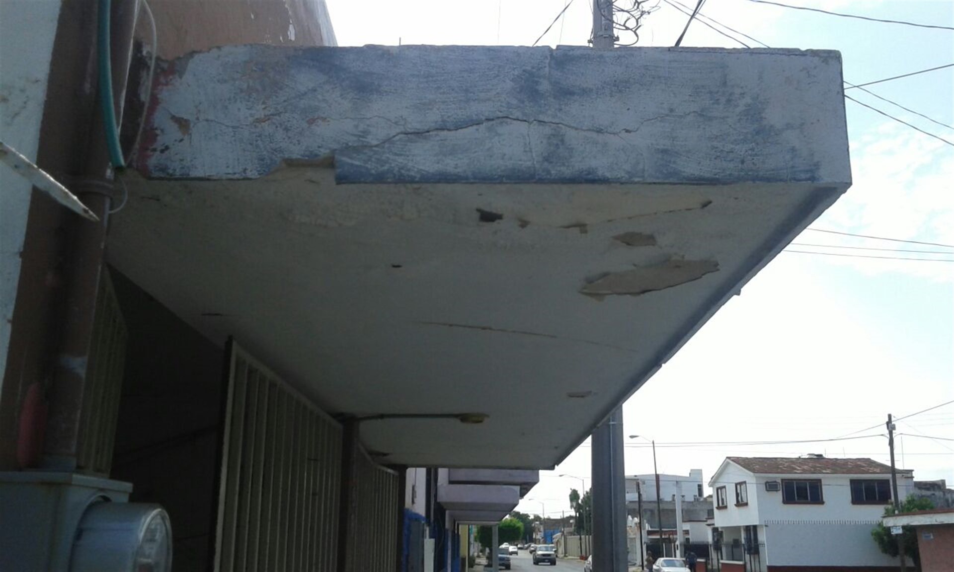 Algunas construcciones en Mazatlán lucen con cuarteaduras. FOTO: Óscar Rodríguez.