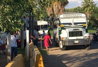 Manifestantes se van al cuartel militar