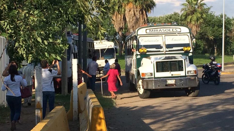 Manifestantes se van al cuartel militar