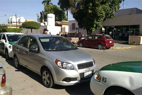 Entre abucheos taxistas bloquean otro Uber en Los Mochis Entre abucheos taxistas bloquean otro Uber en Los Mochis