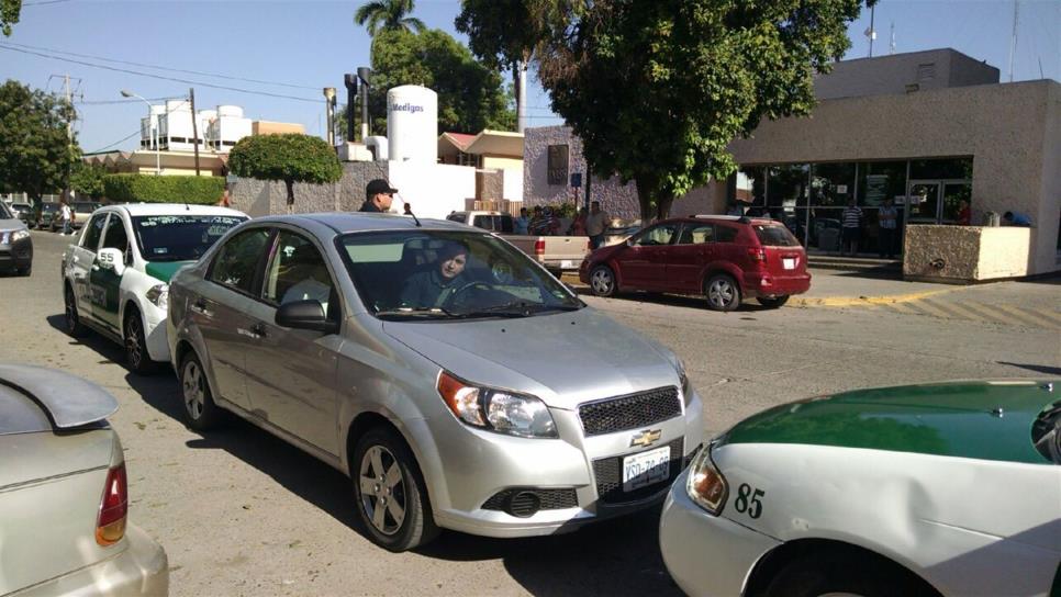 Entre abucheos taxistas bloquean otro Uber en Los Mochis