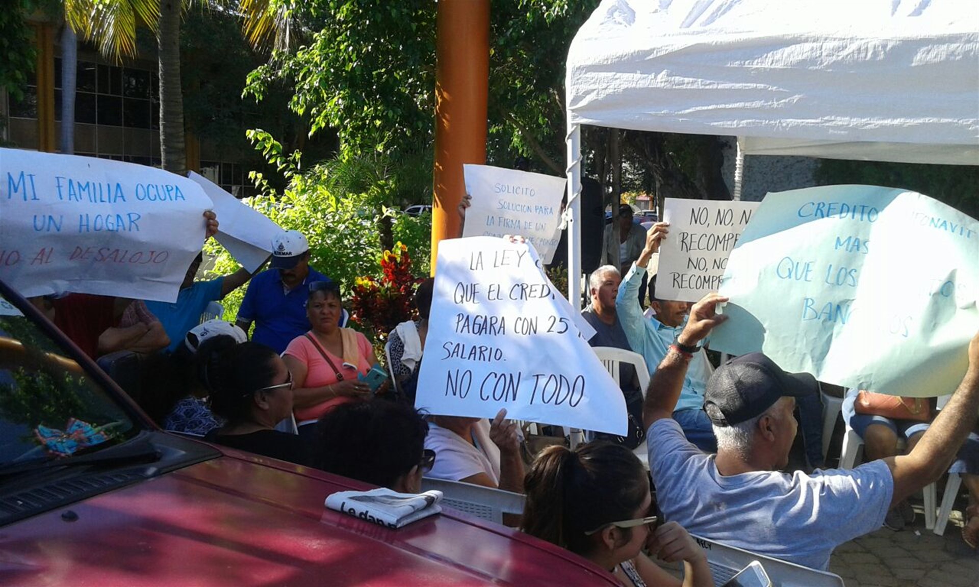 Este día se manifestaron deudores del Infonavit afuera de sus oficinas en Mazatlán. FOTO: Óscar Rodríguez.