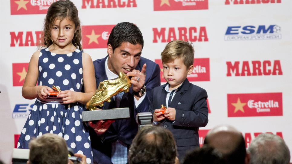 Luis Suárez agradece al Barcelona segunda “Bota de Oro”