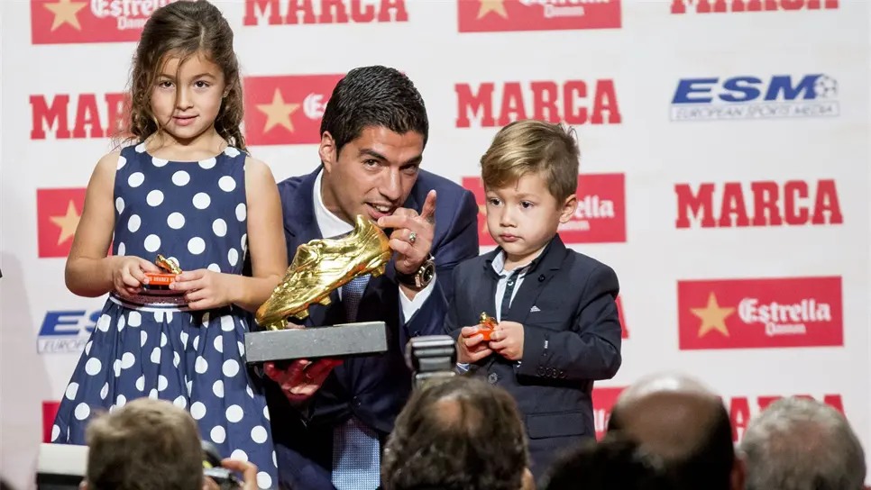 El delantero uruguayo recibió por segunda ocasión La bota de Oro. FOTO: Notimex.