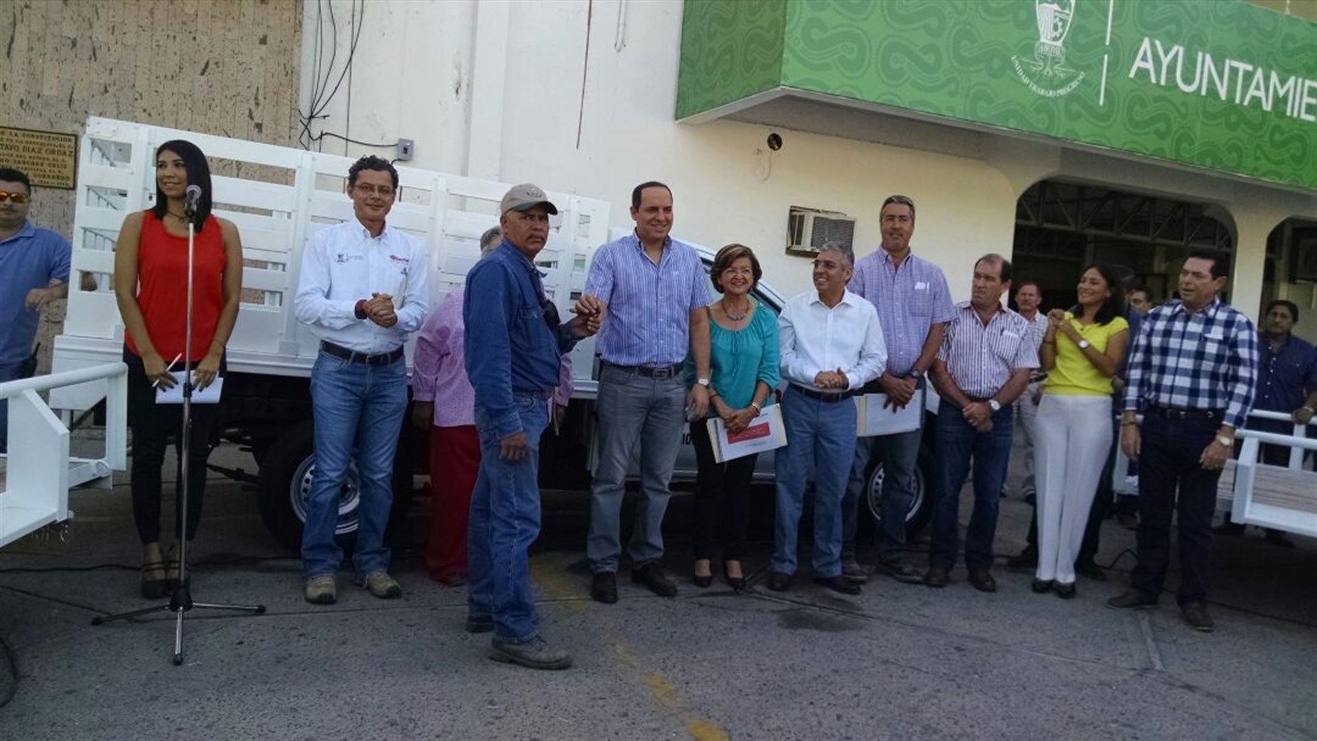 Entregan camionetas a Servicios Públicos Municipales