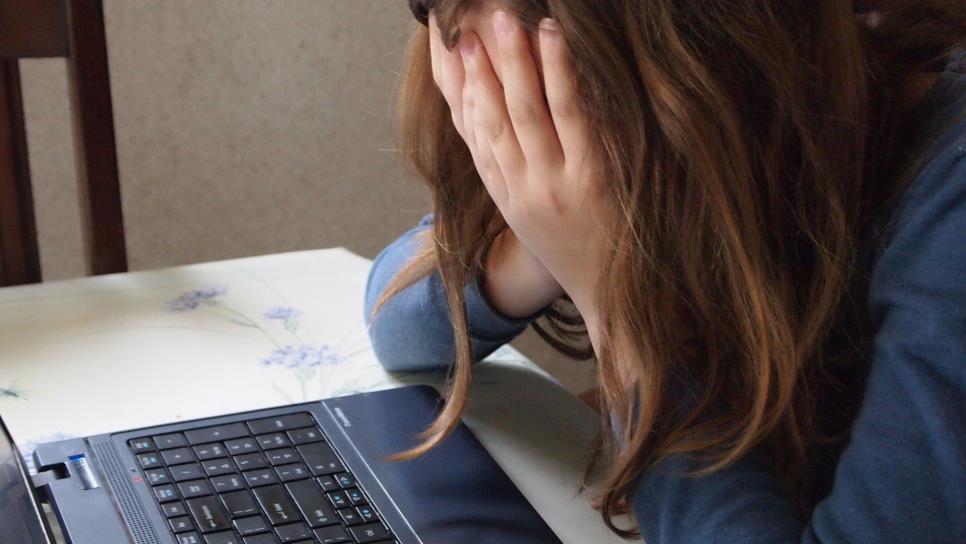 Facebook trabaja para prevenir bullying y hackeo