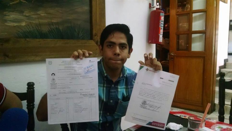 Jóvenes aseguran autenticidad de certificados de preparatoria