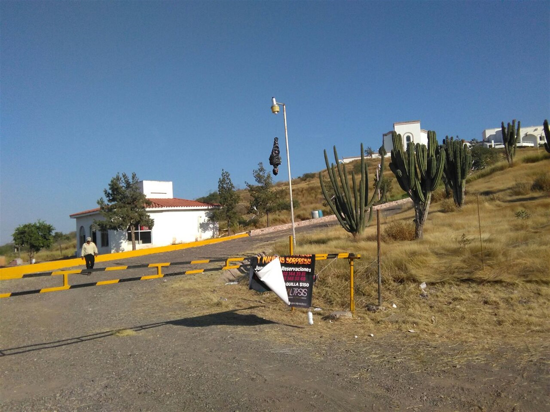 El bulto que colgaba de una luminaria resultó ser una broma.