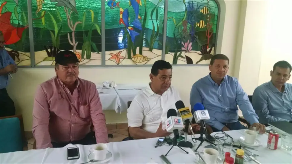 Se reunió el sector pesquero con autoridades municipales y el diputado local Marcial Liparoli. FOTO: Esthela García.