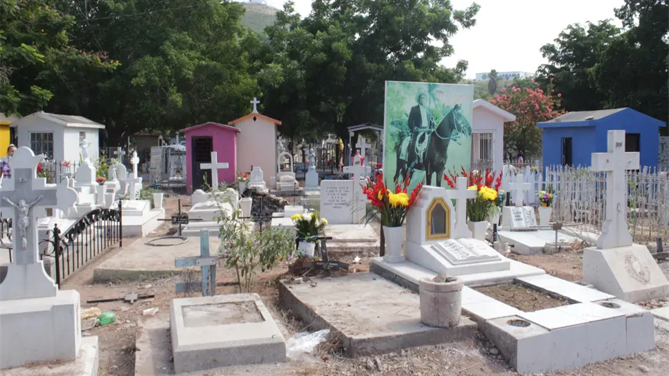 Algunas tumbas ya lucen su tradicional decorado: flores y veladora. FOTO: Adrián González.