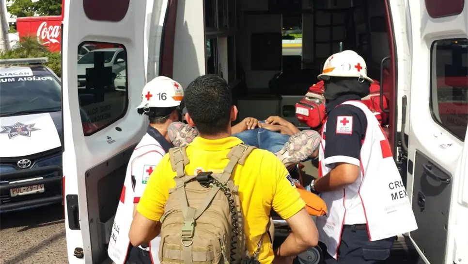 El joven se desmayó y fue atendido por paramédicos de Cruz Roja. FOTO: Manuel Aceves.