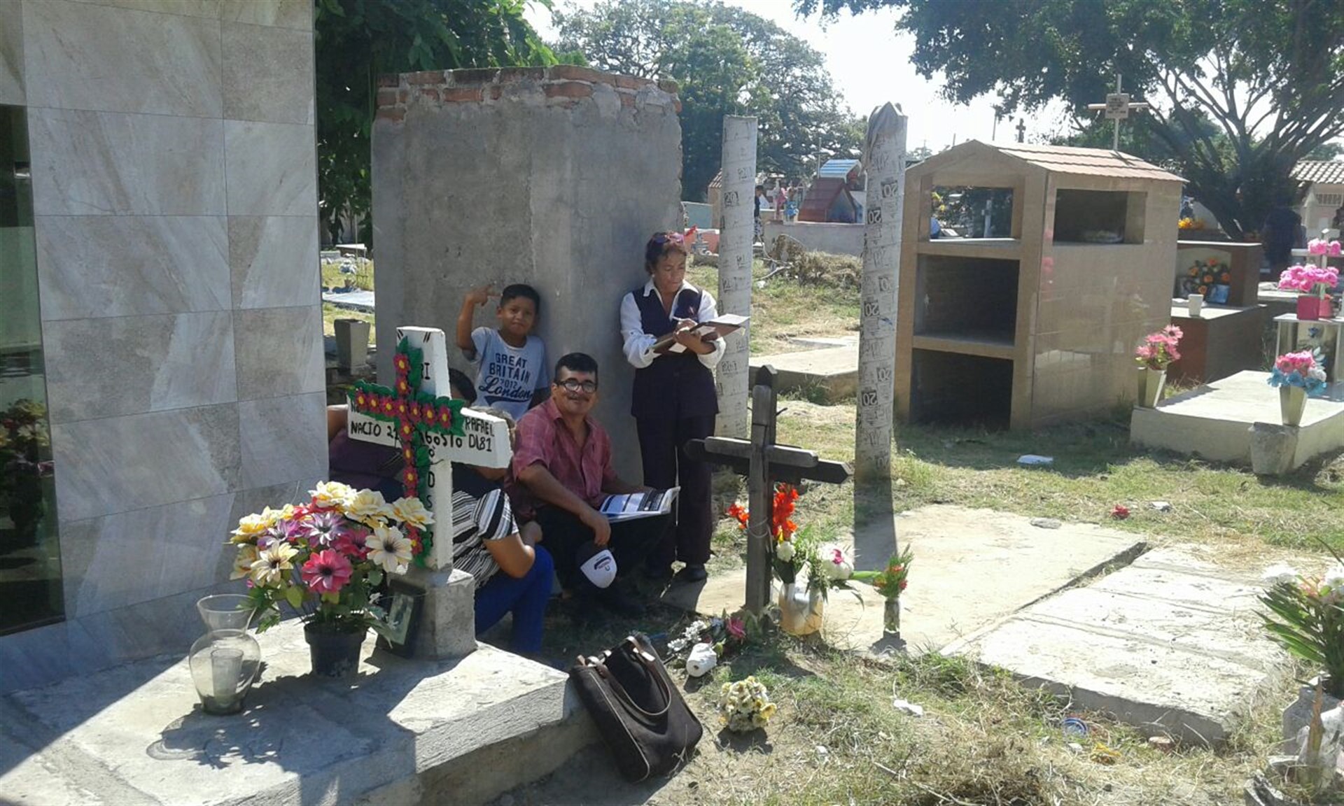 Los agentes de venta hacen su agosto en el Día de Muertos ofreciendo paquetes funerarios. FOTO: Óscar Rodríguez.