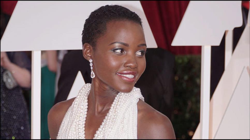 Lupita Nyong o sorprende al cantar tema de Enrique Iglesias en español