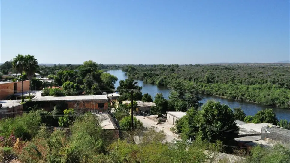 Vista del río Fuerte desde uno de los hoteles más cercanos al Centro Histórico del Pueblo Mágico. FOTO: Danira Rodríguez.
