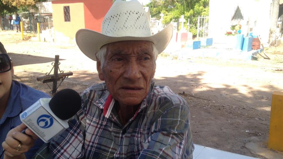 Don Armando recordó a su madre con sus flores favoritas