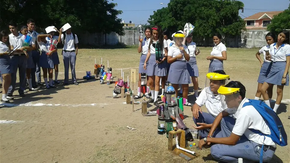 Los jóvenes al momento del lanzamiento. FOTO: Óscar Rodríguez.