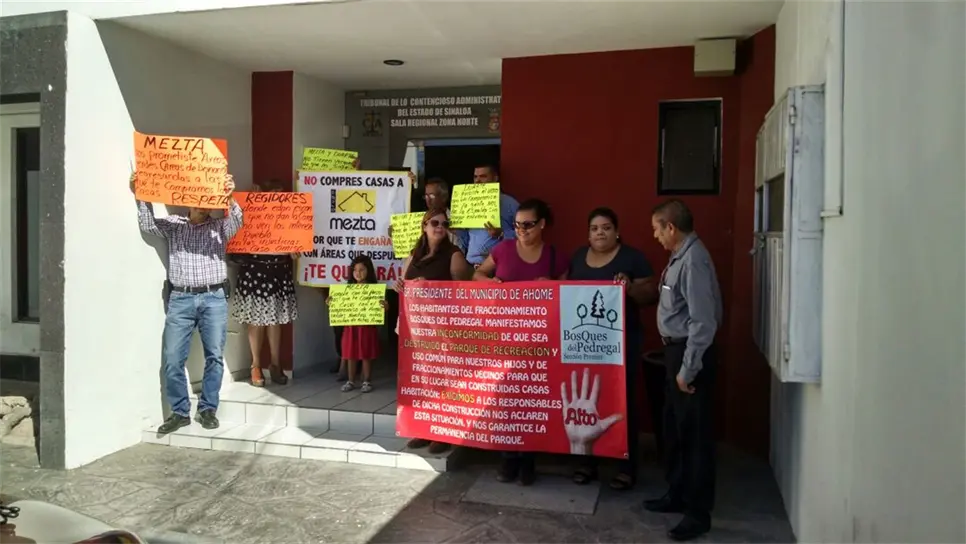 Vecinos afectados por la permuta entre el Ayuntamiento y Mezta. FOTO: Víctor Acosta.