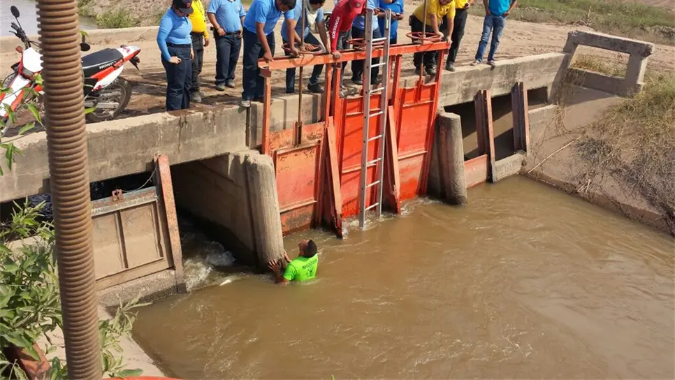 Elementos de Bomberos en el rescate del cuerpo. FOTO: Manuel Aceves.