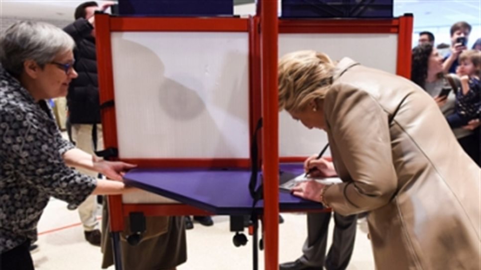 Hillary y Bill Clinton votan en Chappaqua, Nueva York