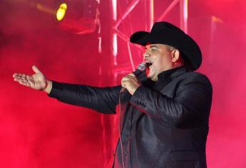 Intentan despojar camioneta al cantante Chuy Lizárraga