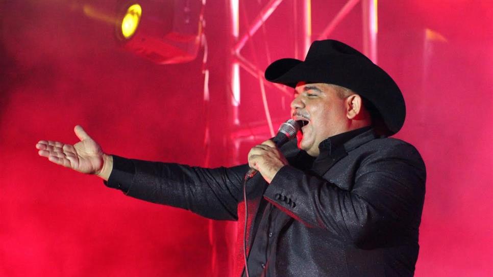 Intentan despojar camioneta al cantante Chuy Lizárraga