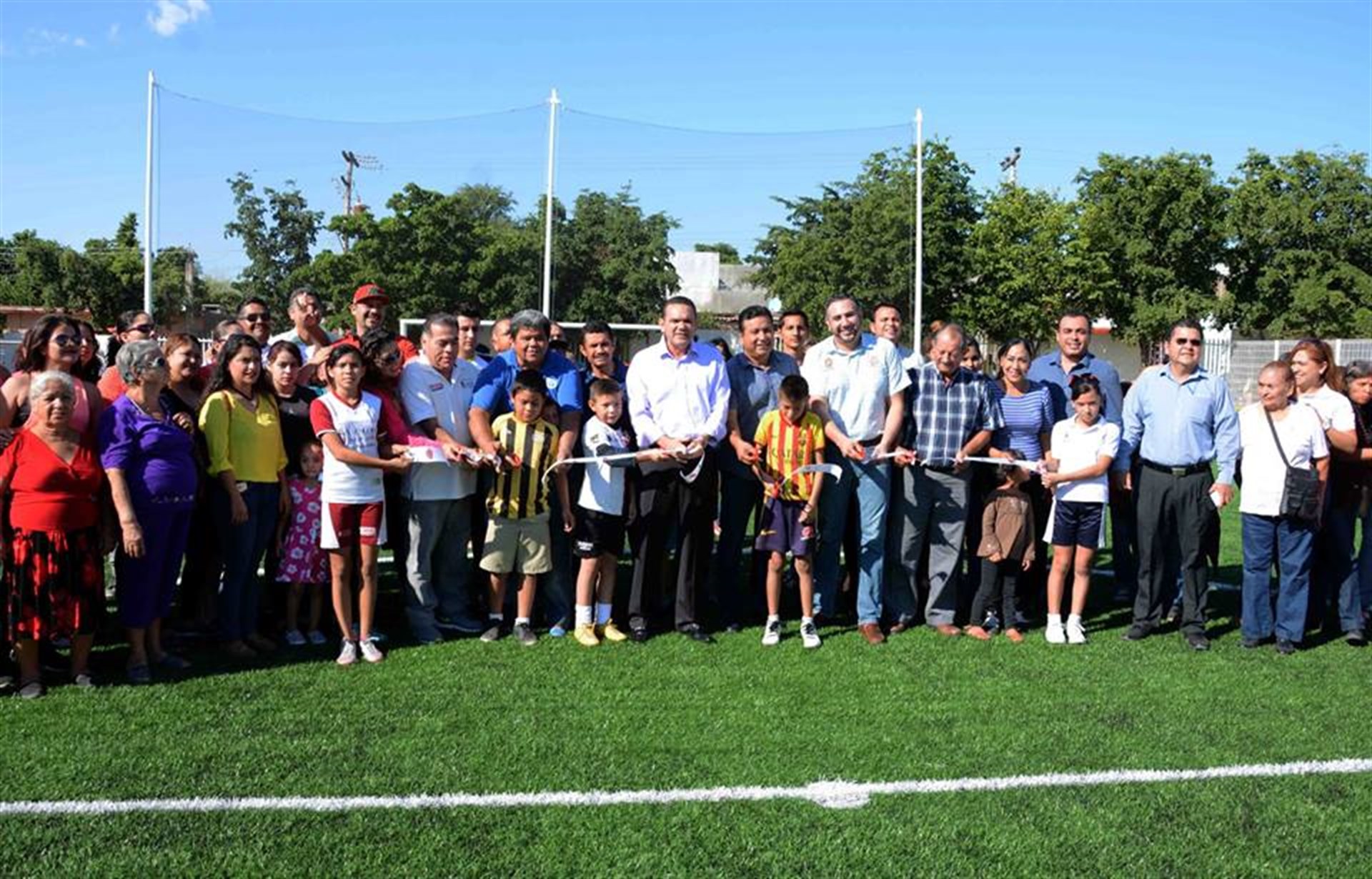 Inauguración de la cancha de futbol en la unidad deportiva de la colonia CNOP. FOTO: Cortesía.