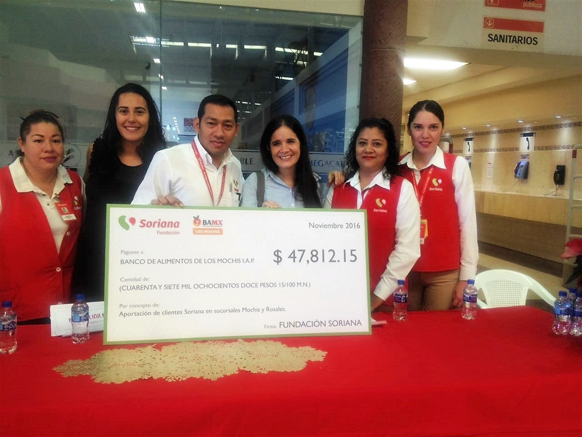 La entrega simbólica del cheque.