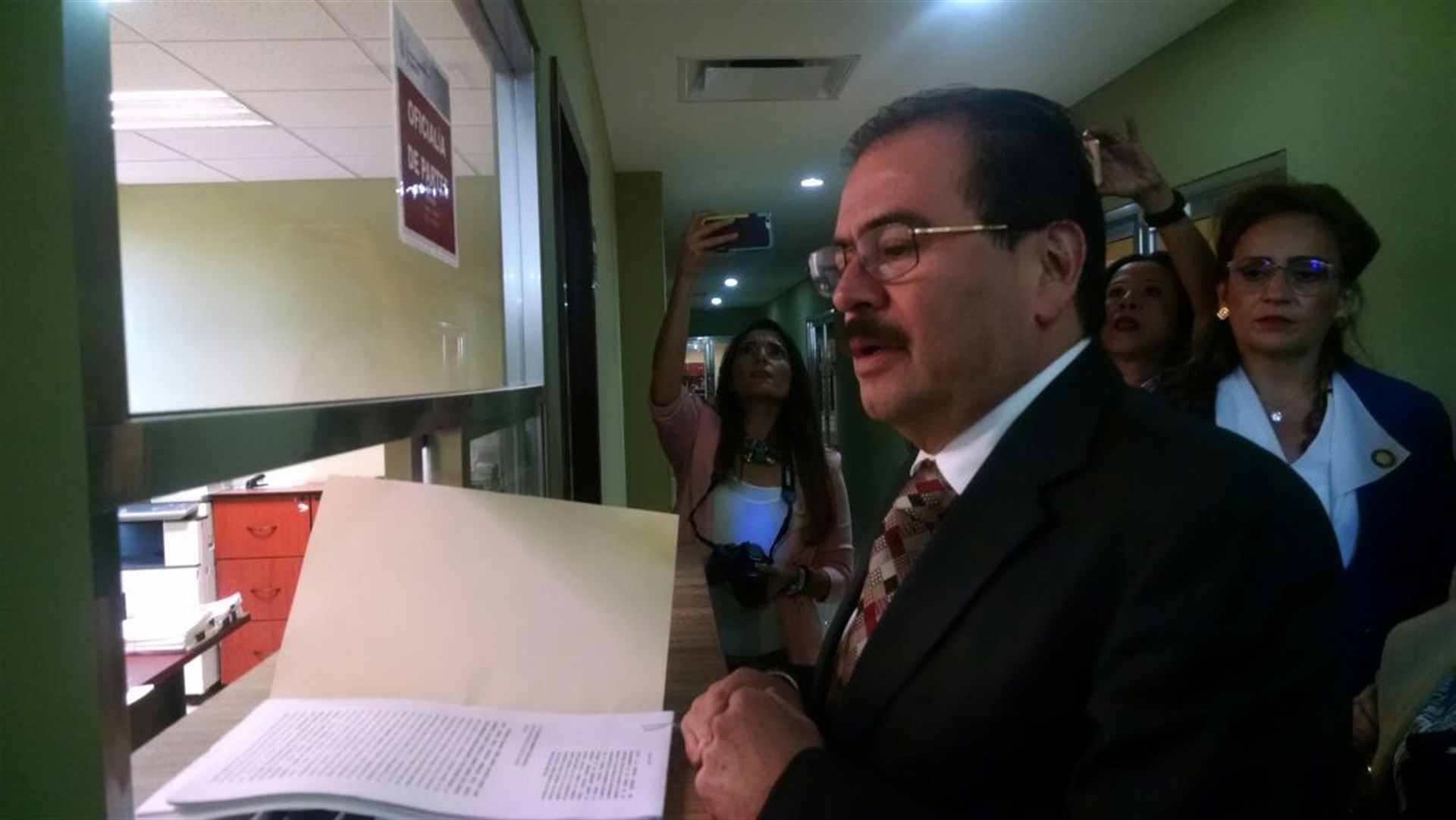 El diputado Zenén Xóchihua Enciso al entregar la denuncia. FOTO: Margarita Núñez.