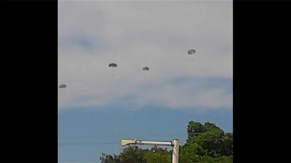 Los paracaídas que se observan en la zona.