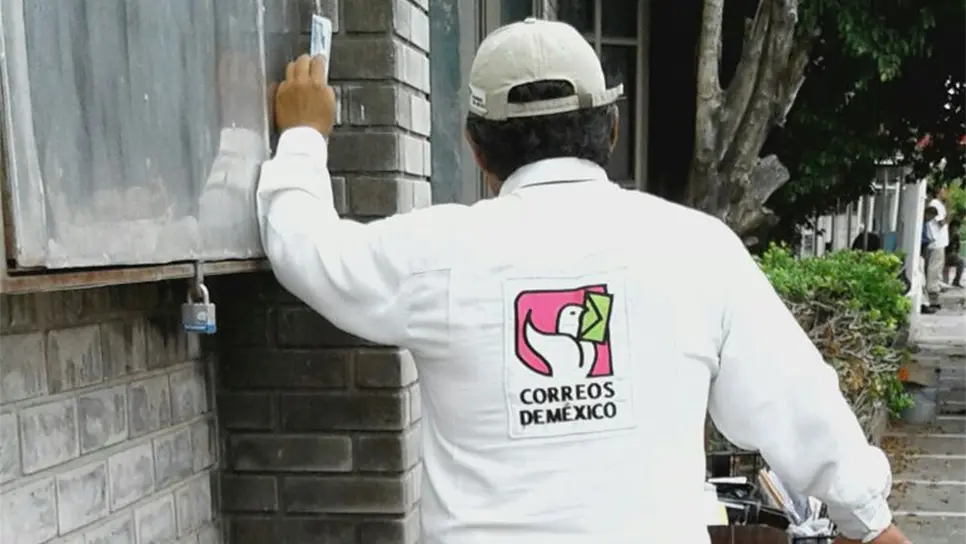 En bicicleta, a pie o en moto, carteros cumplen su misión