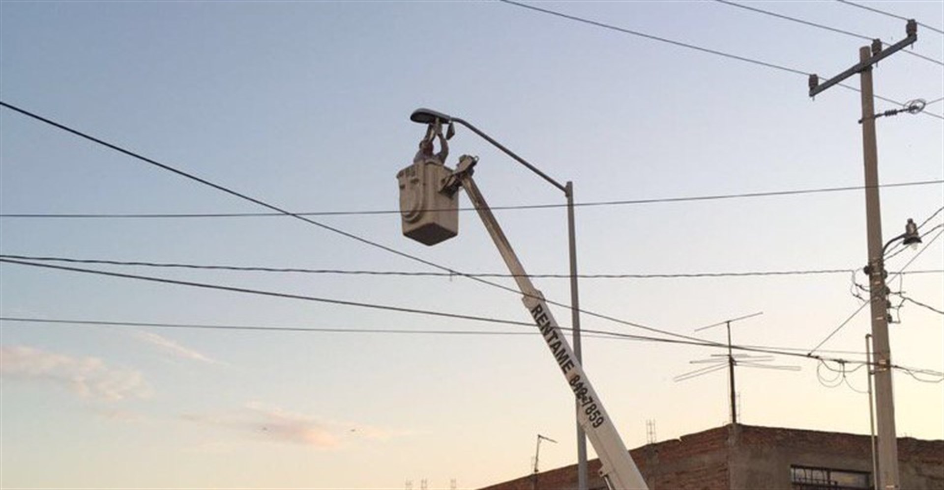 Viven a oscuras vecinos de la Rosendo G. Castro