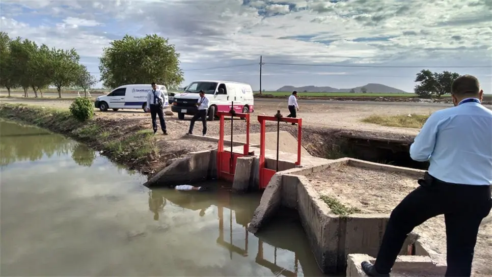 Personal de una funeraria en espera de rescatar el cuerpo del canal. FOTO: Ernesto Torres.