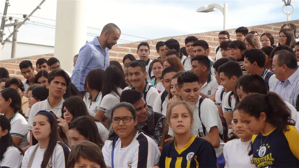 El conferencista en medio de los asistentes.