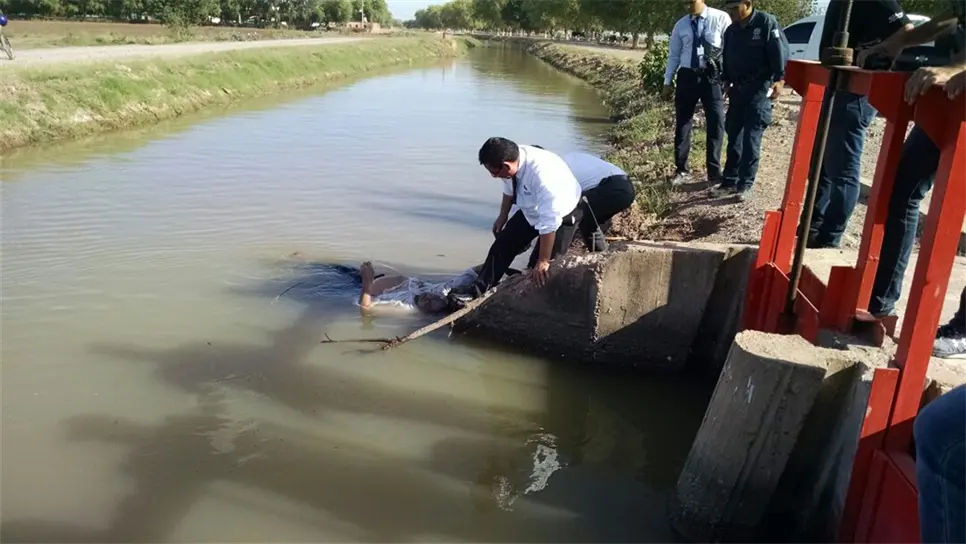 Personal de una funeraria rescata el cuerpo. FOTO: Ernesto Torres.
