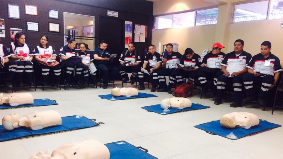 Paramédicos de Cruz Roja se certifican en RCP
