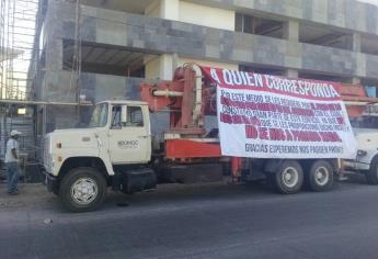 Empresa proveedora de concreto protesta en hotel Fiesta Inn