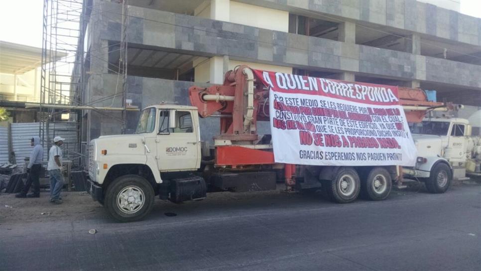 Empresa proveedora de concreto protesta en hotel Fiesta Inn