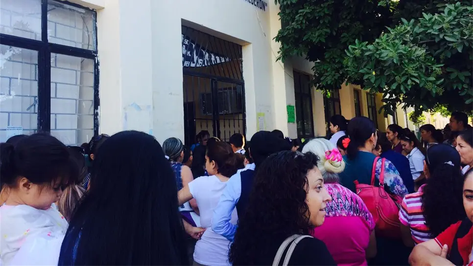 Las madres de familia a las afueras del plantel. FOTO: Danira Rodríguez.