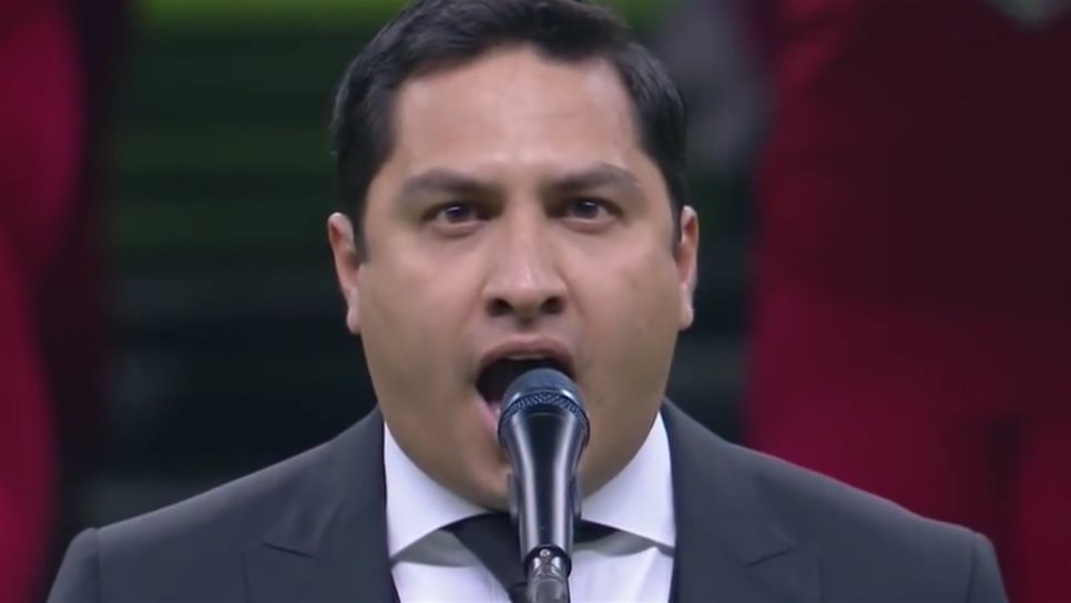 Abuchean a Julión Álvarez por cantar Himno Mexicano en partido de NFL