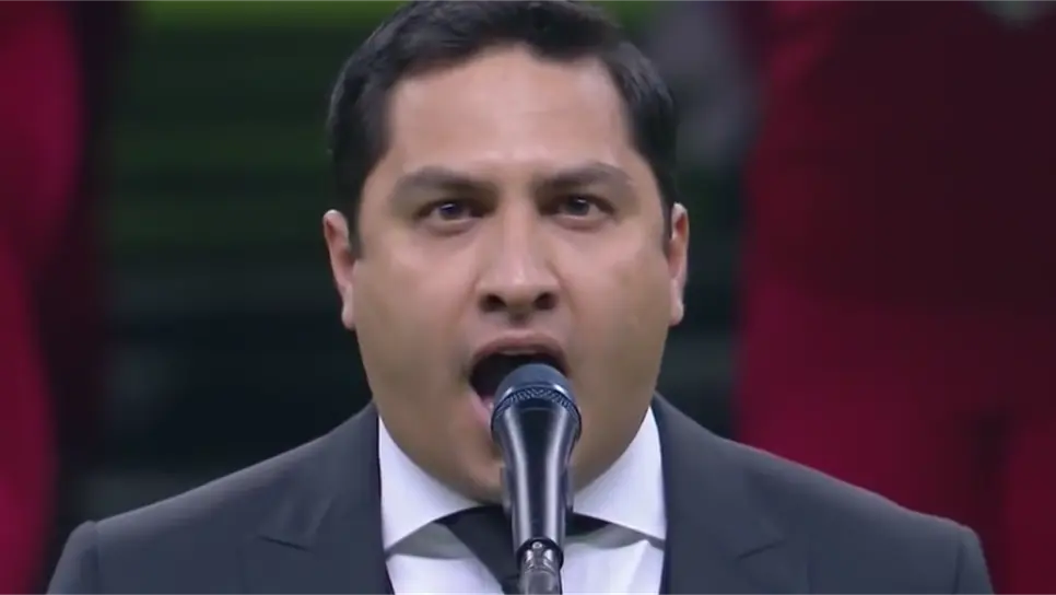 Julión Álvarez durante su interpretación.