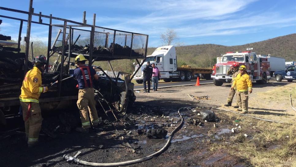 Se quema camioneta de carga por la México 15